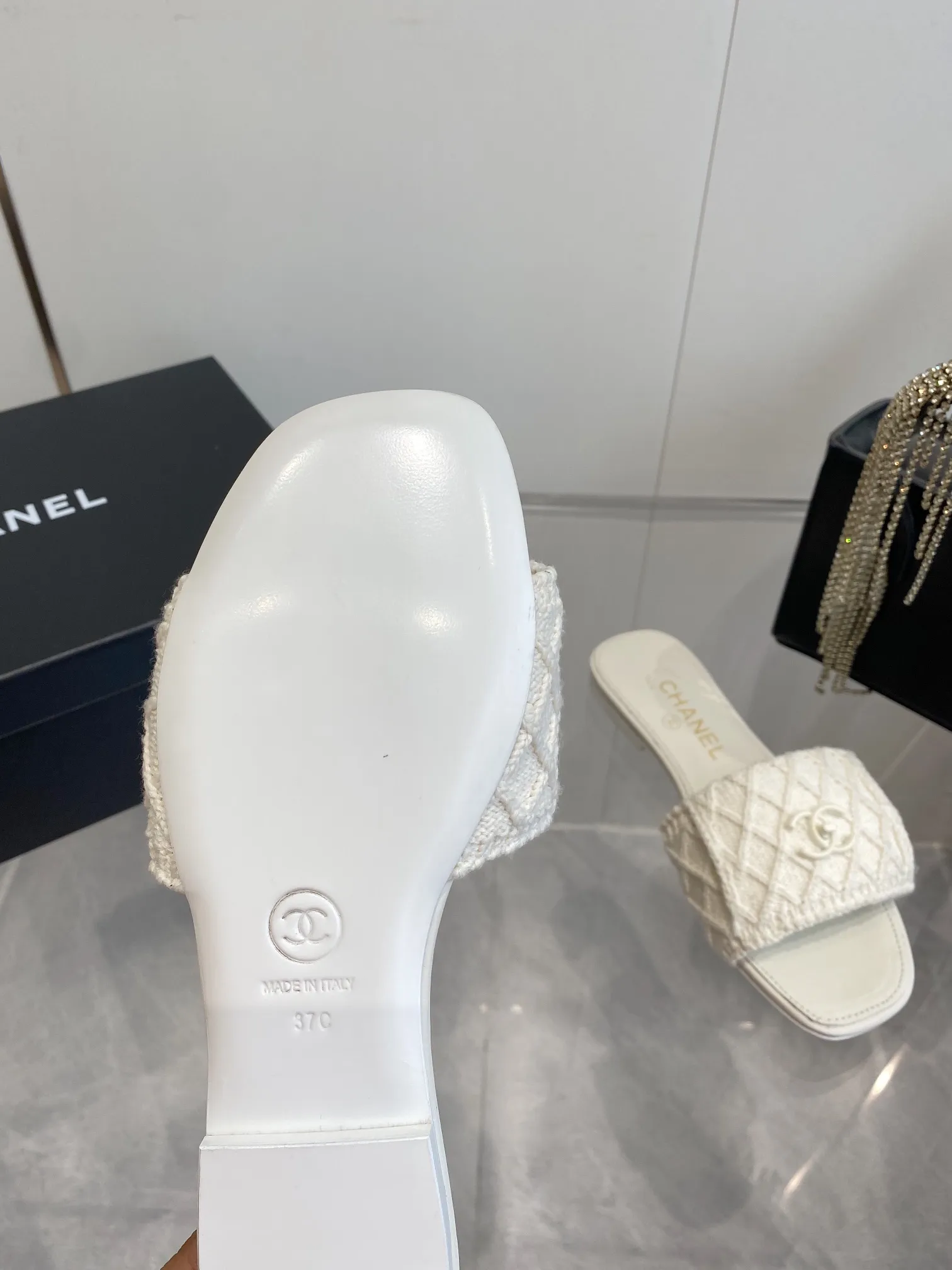 👟👟Ex-factory price 520👟👟 CHANEL｜Chanel 2️⃣5️⃣ss new style! Classic School Bag Buckle Flip Slippers Classic never goes out of style ~ Flip school bag lock design style ~ Slimming and versatile ~ Slippers you won’t get tired of wearing! It feels very comfortable on the feet! A hit that highlights elegance.  #chanel #Chanel #Chanel #chanel shoes